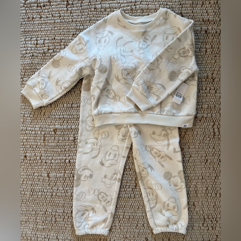Gap Disney pull over set, size 3T, NWT